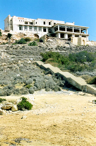 Спуск на пляж Гайн-Туффиха, Мальта и заброшенное кафе или гостиница. Concrete stairs to Ghajn Tuffieha, Malta and an abandoned cafe or hotel