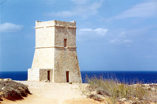 Torri ta' Lippija, also known as Ġnejna Tower, a small watchtower in Ġnejna Bay, Mġarr, Malta. Completed in 1637 as the first of the Lascaris towers. Башня Липпия или башня Жнейна, небольшая сторожевая башня в заливе Жнейна, Мджарр, Мальта. Построена в 1637 году как первая из башен Ласкариса.
