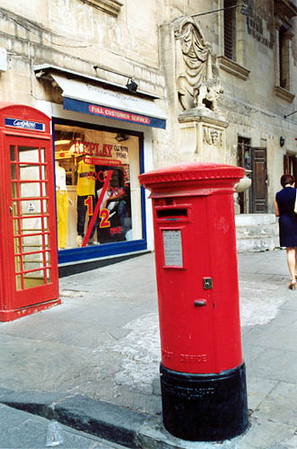 Колониальное наследние, исторический красный почтовый ящик британского образца, Мальта, 2001. British colonial legacy, historical red pillar post box