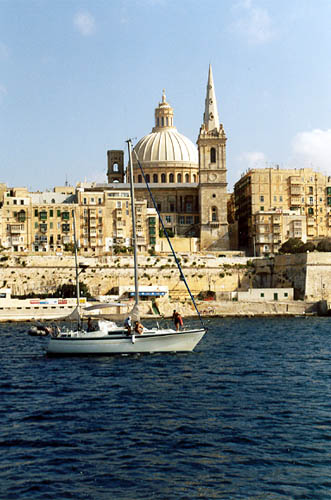 Вид с острова Маноэл на англиканский собор Святого Павла в Валлетте, Мальта. View form Manoel island, to St. Paul's Anglican Cathedral in Valletta, Malta