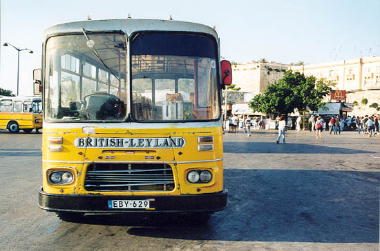Традиционный жёлтый мальтийский автобус, Центральная автостанция в Валлетте, Мальта. Old yellow British-Leyland bus, Central bus station, Valletta, Malta, 2001