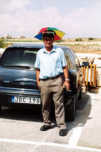 Парковщик в шапке-зонтике. Мальта, 2001 год.
