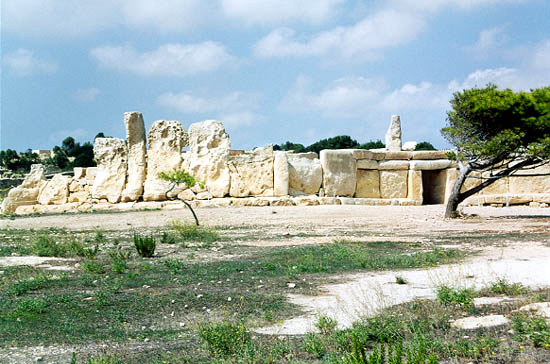 Хаджар-Им, мегалитический храмовый комплекс на острове Мальта. Ħaġar Qim is a megalithic temple complex found on the Mediterranean island of Malta