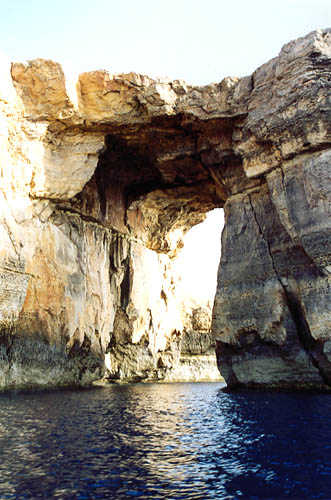 Скала в форме арки Лазурное окно, остров Гоцо, Мальта. Azure Window or Dwejra Window, natural arch in Gozo, Malta