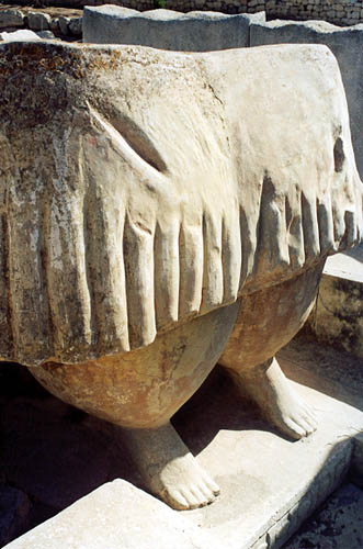 Скульптура ног толстой женщины в неолитическом храме Таршиен, Мальта. Feet of a Fat Woman sculpture in the neolithic Tarxien temples. Malta