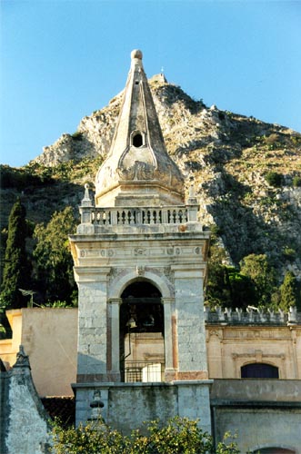 Church of San Giuseppe, Piazza IX Aprile, Taormina, Sicily, Italy, Europe. Шпиль церкви на фоне горы, Пьяцца 9 апреля, Таормина, Сицилия, Италия