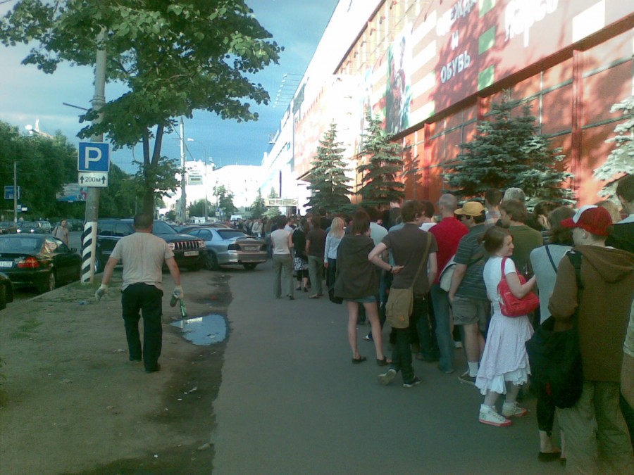 A line waiting outside for the Sonic Youth concert in Moscow, B1 Maximum club. 19 June 2007. 
