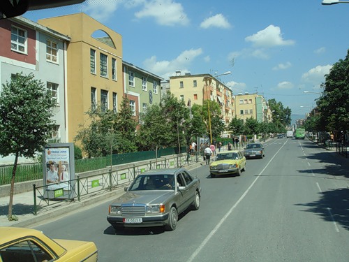 Поток мерседесов на улице в Тиране, Албания