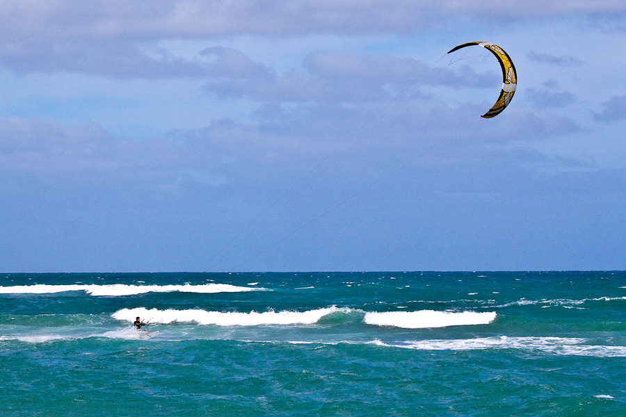 Кайт-сёрфер в океанских волнах, остров Сал, Кабо-Верде. A kite surfer in ocean waves, Sal island, Cape Verde