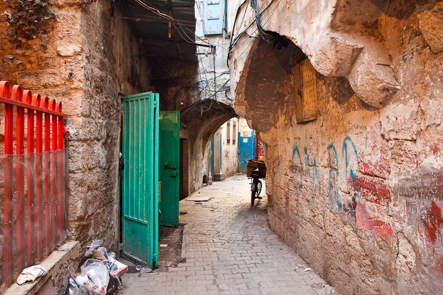 Old streets of Tripoli (Tripolis), Lebanon. Древние улицы Триполи, Ливан. Garbage, мусор, велосипед, bike