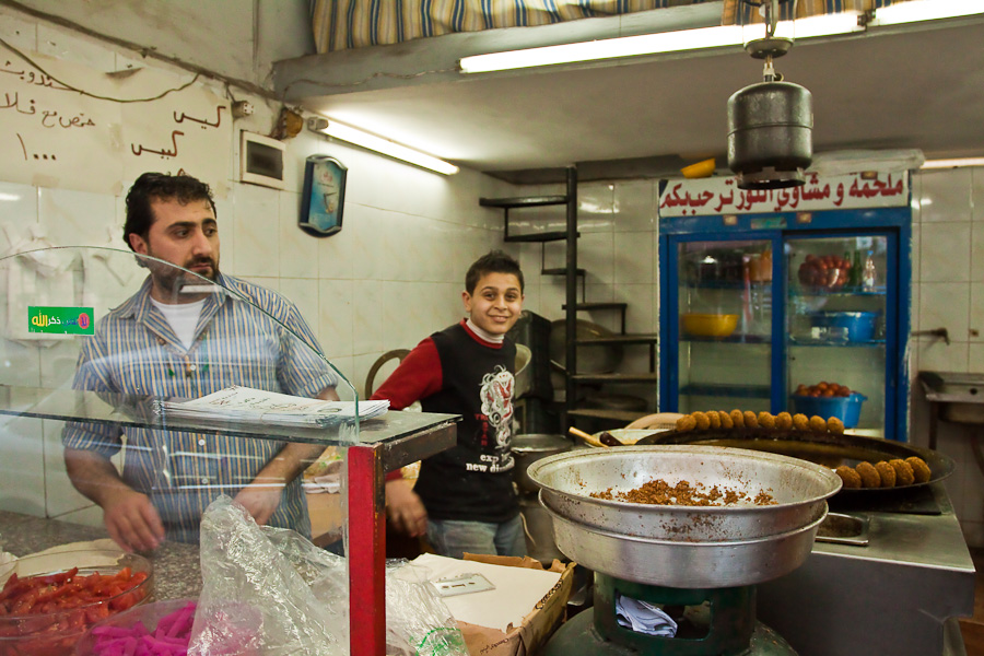 Vendors on street of Tripoli (Tripolis), Lebanon. Торговцы на улице Триполи, Ливан. 