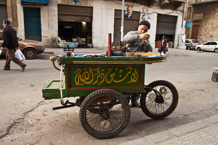 Vendor on street of Tripoli (Tripolis), Lebanon. Торговец на улице Триполи, Ливан. 