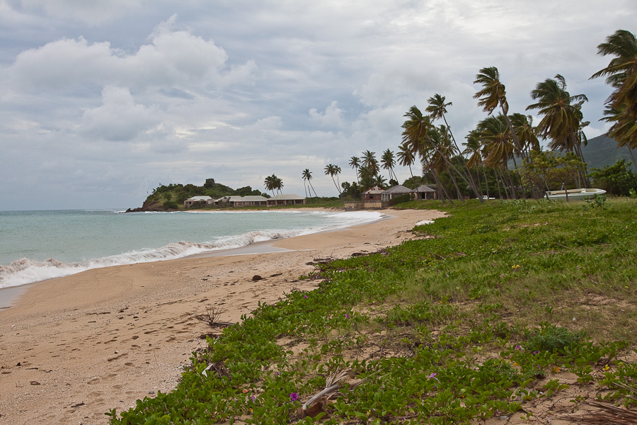 Beach on Antigua, Antigua and Barbuda, Leeward Islands, West Indies, Caribbean. Пляж, остров Антигуа, Антигуа и Барбуда, Карибы.