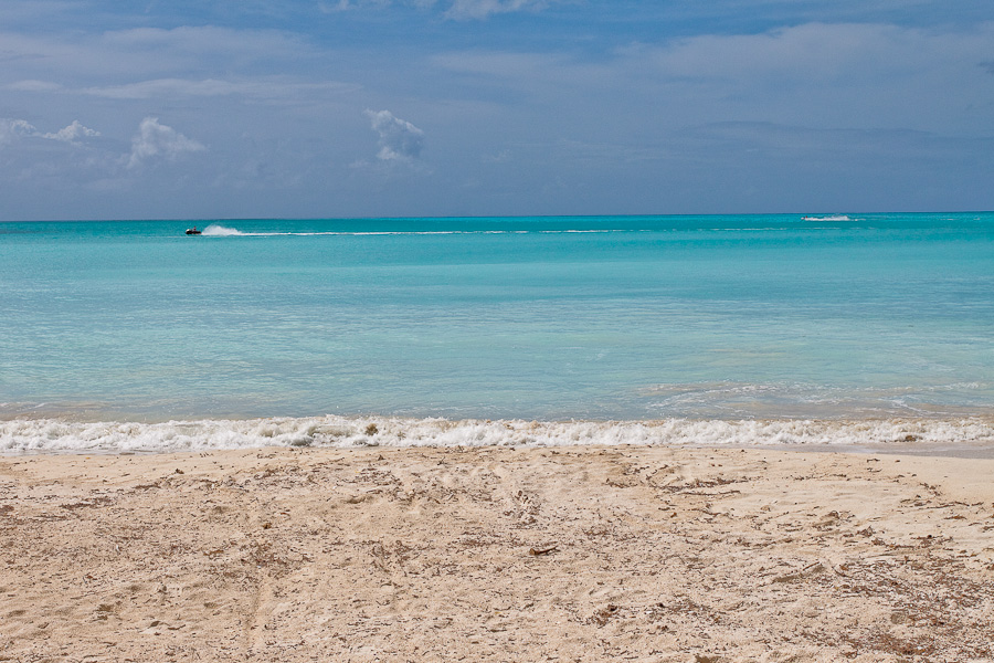 Пляж на острове Антигуа, Антигуа и Барбуда. Beach on of Antigua island, Antigua and Barbuda, Caribbean