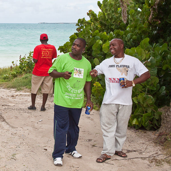 There black guys on Boons Bay beach, Antigua, Antigua and Barbuda, Leeward Islands, West Indies, Caribbean. Три парня-негра на пляже Бунс-бэй, остров Антигуа, Антигуа и Барбуда, Карибы.
