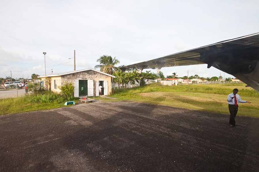 Аэропорт Барбуда Кодрингтон, остров Барбуда, Антигуа и Барбуда. Вид из самолёта. Barbuda Codrington Airport (IATA: BBQ), Barbuda island, Antigua and Barbuda, Caribbean. A view from a departing airplane