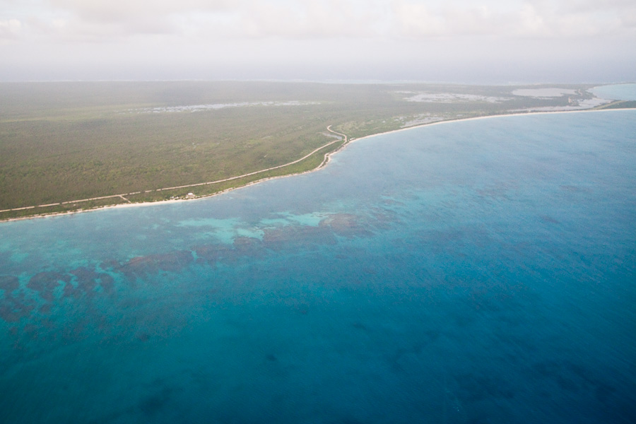 Island of Barbuda, Antigua and Barbuda, Caribbean sea. Аэрофотосъека с самолёта, остров Барбуда, Антигуа и Барбуда, Карибское море