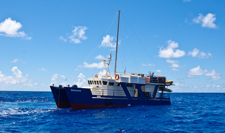 SRV Discovery (Pacific Expeditions) на рейде острова Питкэрн (Pitcairn)