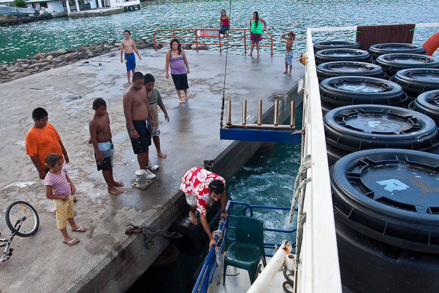 Отправление SRV Discovery и местные дети в порту Рикитеа, остров Мангарева, архипелаг Гамбье