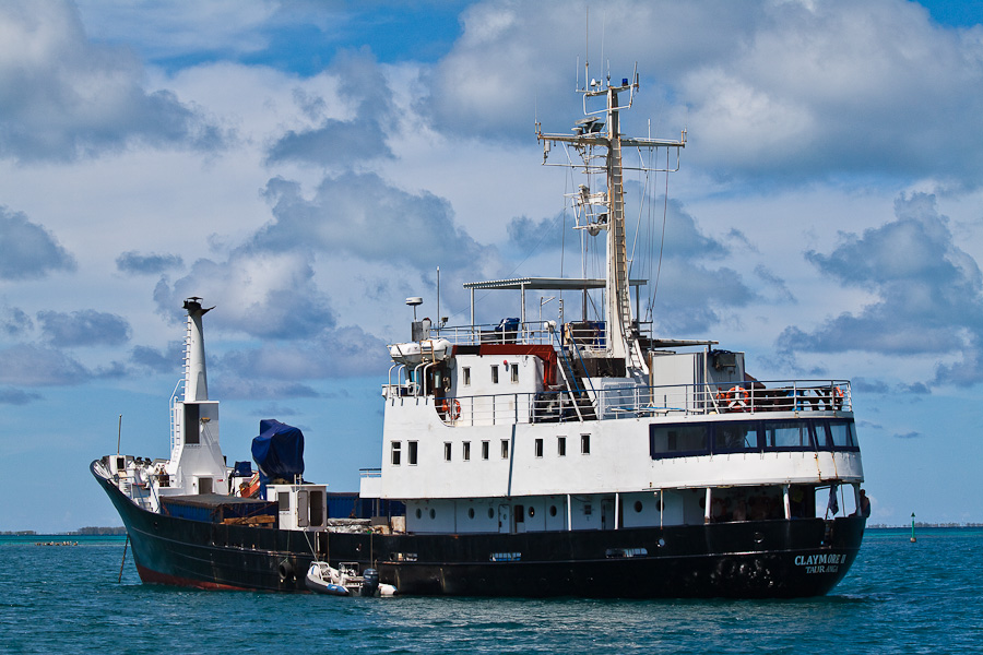 MV Claymore II в гавани Рикитеа, остров Мангарева, архипелаг Гамбье