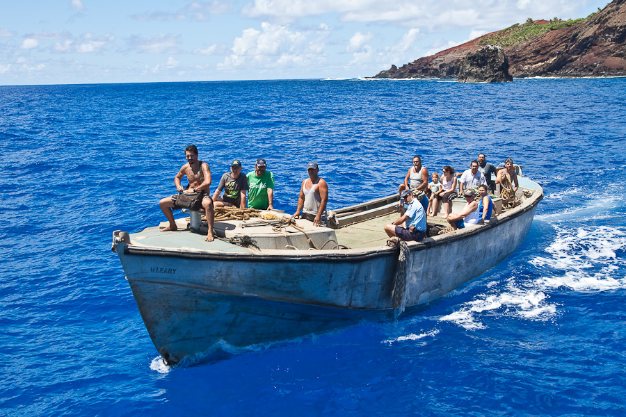 Баркас (longboat) с местными жителями острова Питкэрн