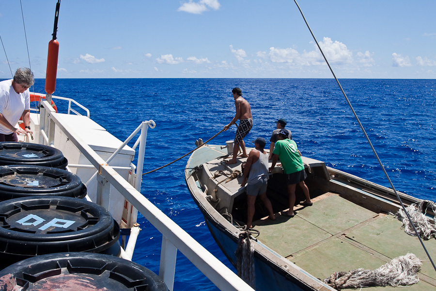 Баркас (longboat) с жителями острова Питкэрн причаливает к нашему судну SRV Discovery