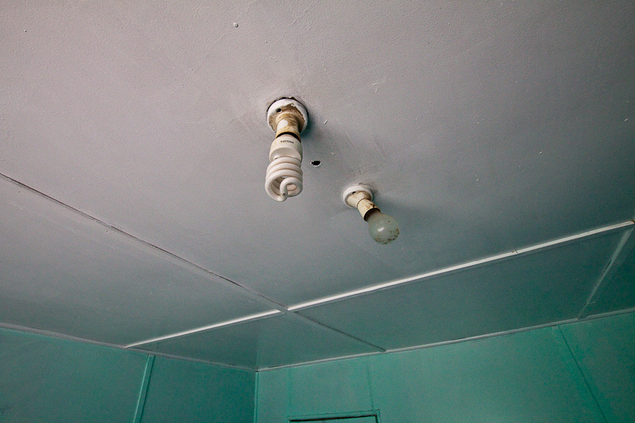 Электричество и свет внутри дома в Адамстауне, остров Питкэрн. Light bulbs inside of a house, Adamstown, Pitcairn.