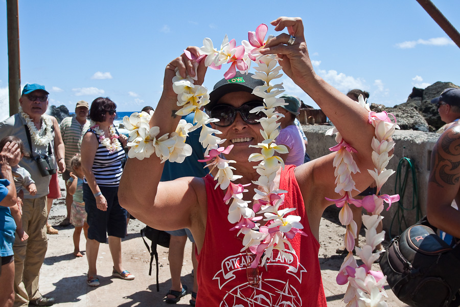 Местные жители Питкэрна встречают туристов в бухте Баунти полинезийской гирляндой из цветов