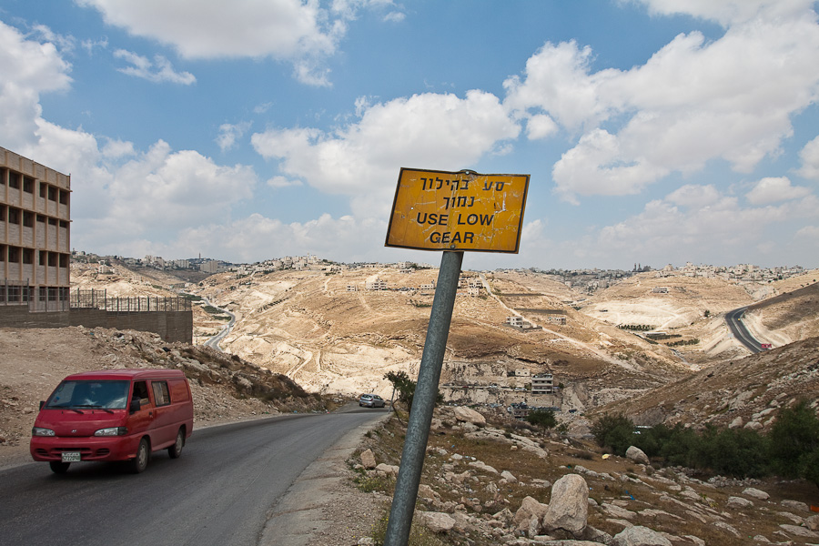 Use Low Gear sign. Palestine. Палестина.