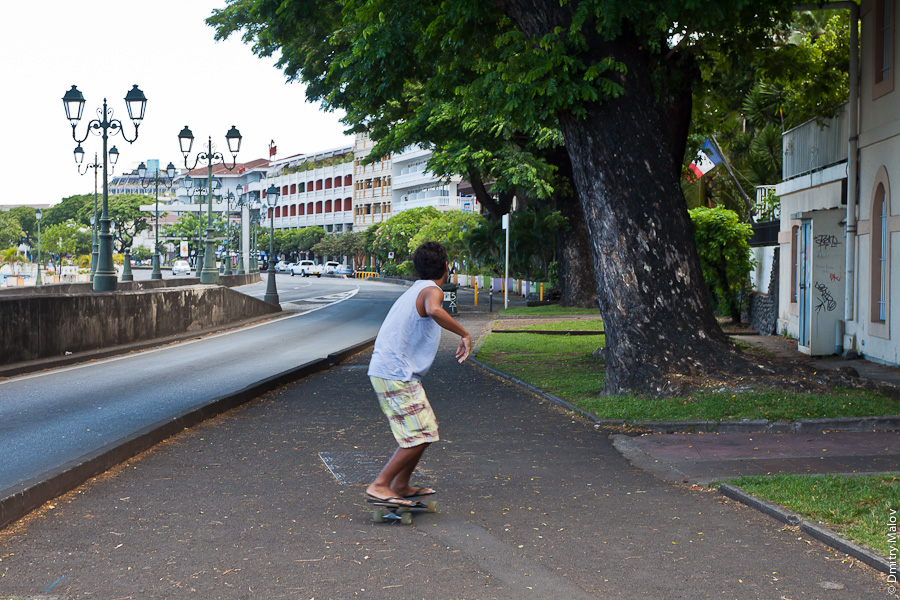 Boulevard de la Reine Pōmare IV, Papeete seafront, Tahiti, French Polynesia. Бульвар королевы Помаре IV, набережная Папеэте, Таити, Французская Полинезия.