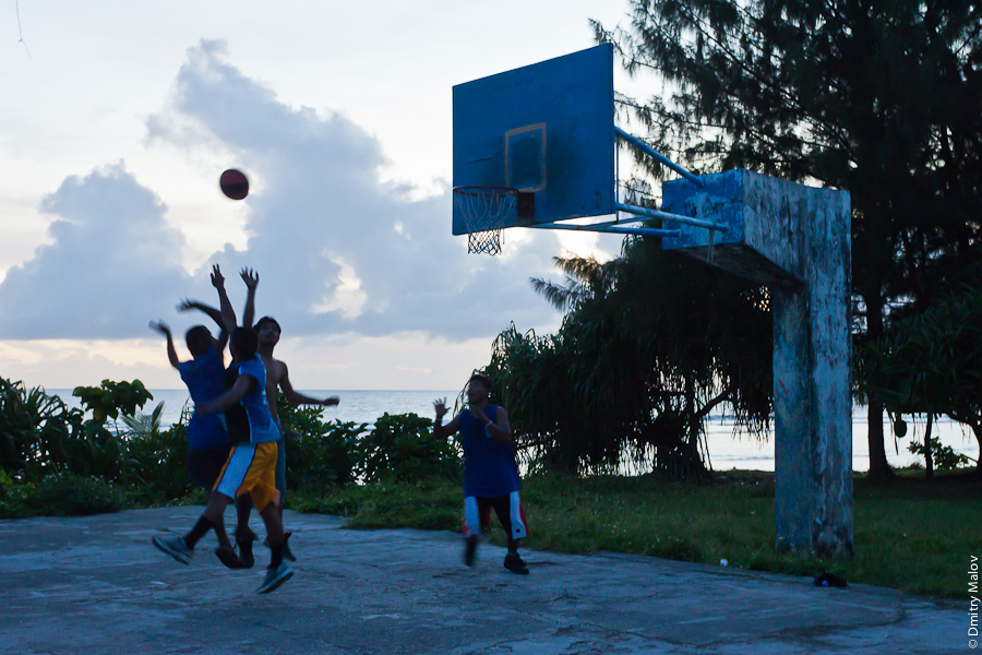 Маршалловы острова, атолл Маджуро, вечер, игра в баскетбол. Marshall Islands, Majuro Atoll, evening, basketball game.