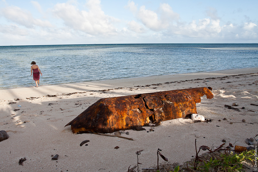 Девушка, океан, белый песок, песчаный пляж, ржавый буй. Маршалловы острова, атолл Маджуро. Girl, ocean, white sand, sandy beach, rusty buoy. Marshall Islands, Majuro Atoll.