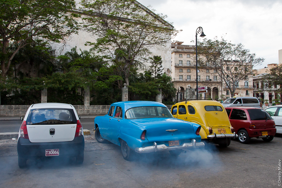 Старые дымящие машины на улице Гаваны, Куба. Old cars on the street of Havana, Cuba.