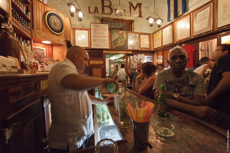 La Bodeguita del Medio, restaurant-bar in Havana, Cuba. The birthplace of the Mojito cocktail. Бодегита-дель-Медео, ресторан-бар в Гаване, Куба. Родина коктейля Мохито. Одно из любимейших кафе Хеменгуэя