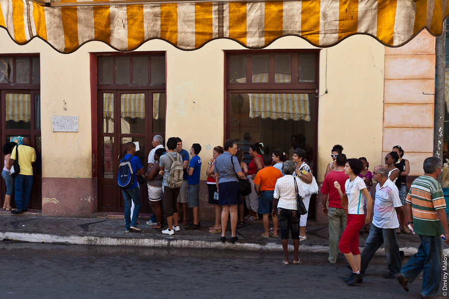 Очередь. Улицы Матансас, Куба. Queue. Streets of Matanzas, Cuba