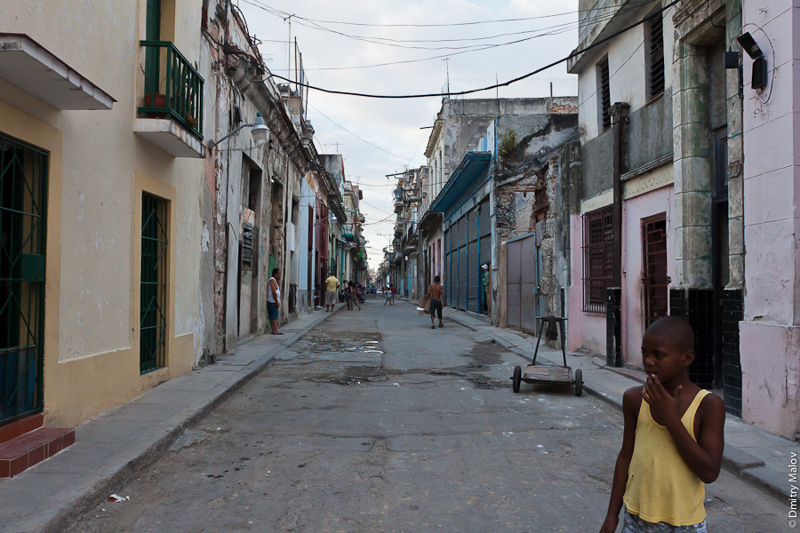 Люди, пацан на улице Гаваны, Куба. People, kid on the street of Havana, Cuba.