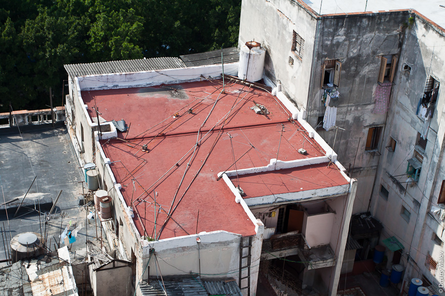 Крыши исторического колониального центра Гаваны, Куба с частными партизанскими водопроводами
