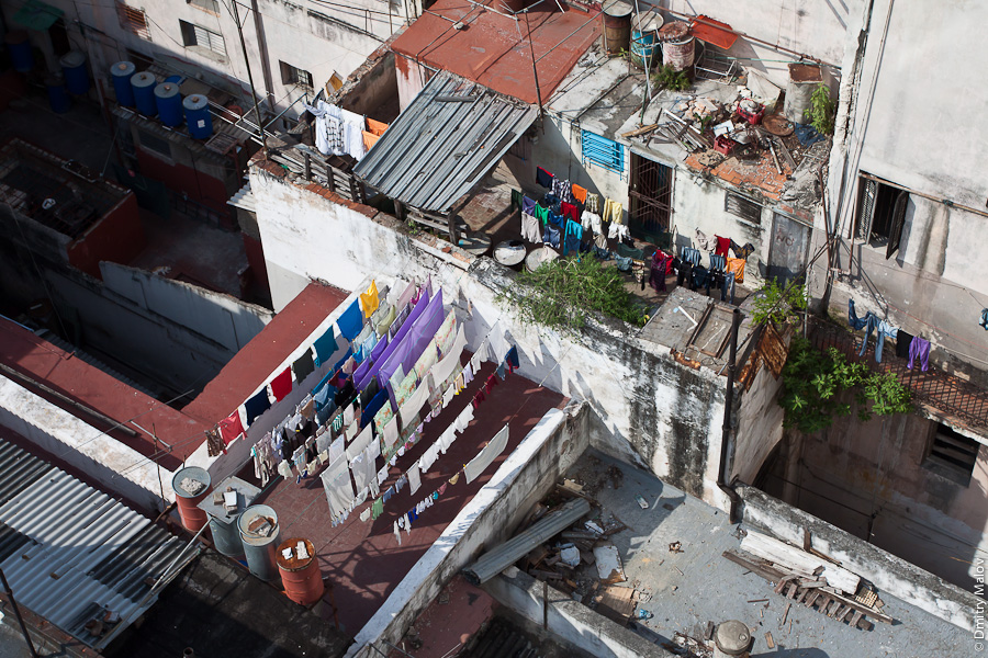 Бельё сушат на крышах многоэтажек, Гавана, Куба