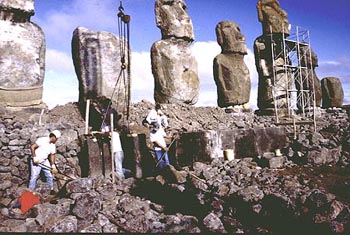Research and restoration work at Tongariki between 1992 and 1996, Easter Island.  Реконструкция Аху Тонгарики 1992-1996, остров Пасхи (Рапа-Нуи). Archivo Instituto Isla de Pascua, F.A.U. Universidad de Chile.