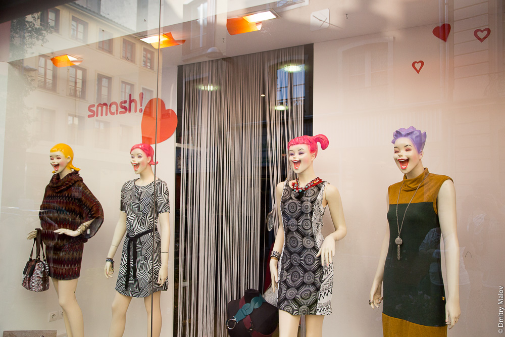 Четыре женщины-манекена в окне магазина, Макон, Франция. Four women mannequins in store window, Mâcon.