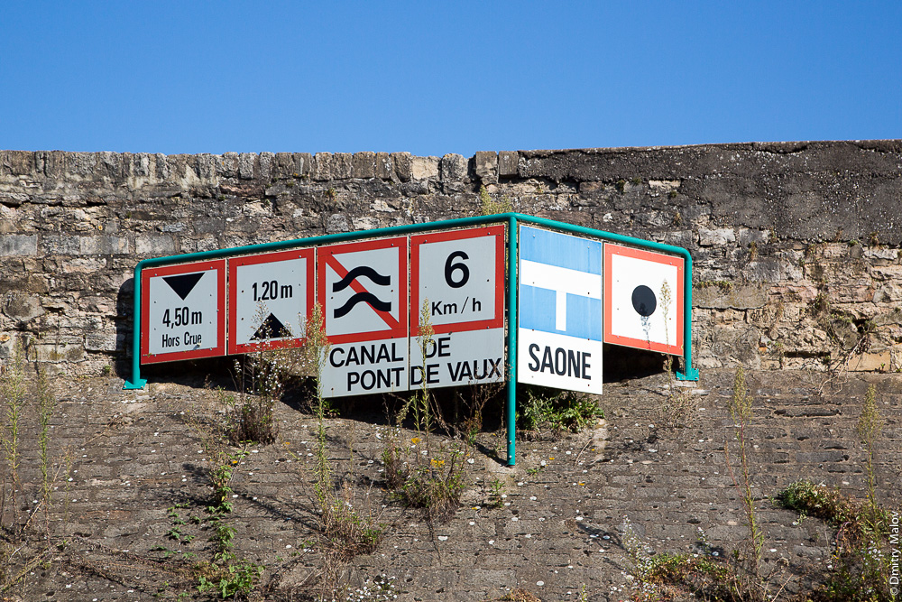 Речные навигационные знаки. Просвет мостов, осадка, максимальная скорость. Река Сона, канал Пон-де-Во, Франция. River navigation signs. Saône river near Fleurville. Canal de Pont-de-Vaux, France.