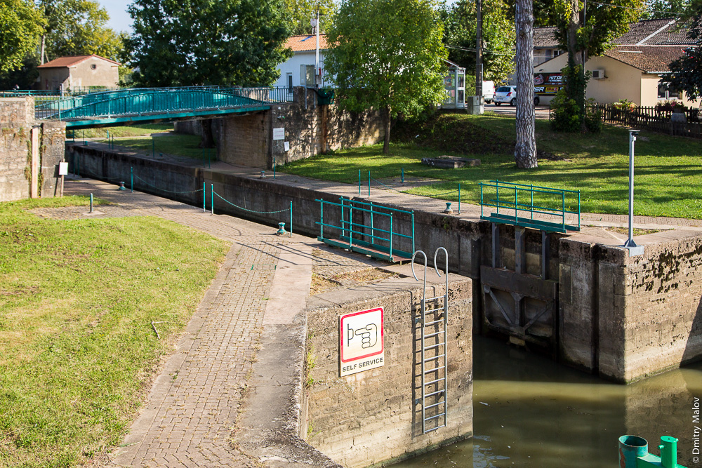 Мост, автоматический шлюз, канал Пон-де-Во, Франция. Bridge. A self service Lock at Canal de Pont-de-Vaux near Fleurville, France.