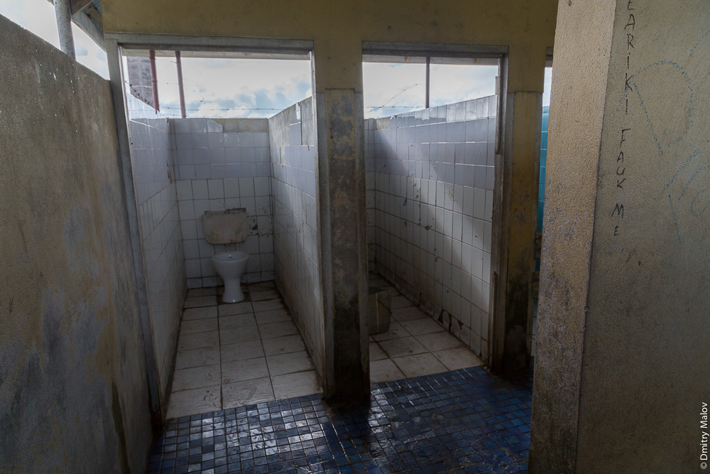 Общественный туалет. Южная Тарава, Кирибати, Микронезия. Communal toilet. South Tarawa, Kiribati, Micronesia.