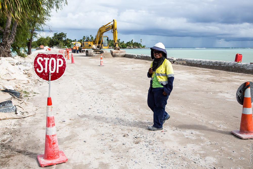 Дорога вокруг атолла Тарава. Строительство новой дороги. The main road in South Tarawa. Construction of a new road. The Stop sign. Кирибати, Микронезия. Kiribati, Micronesia.