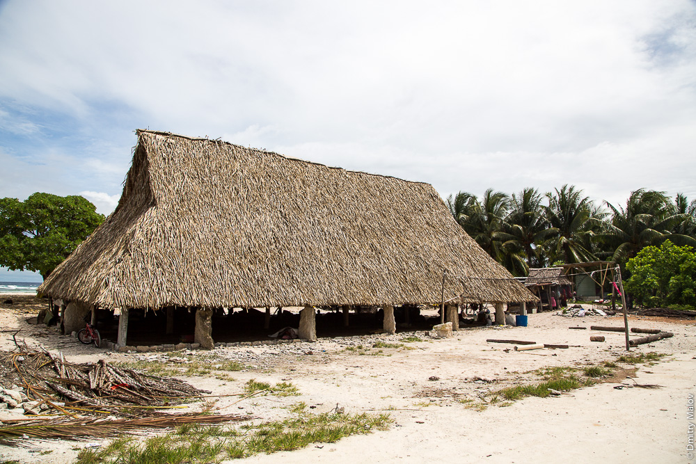 Традиционный общественный дом — манеаба. Maneaba — traditional meeting house. Атолл Тарава, Кирибати, Микронезия. Tarawa atoll, Kiribati, Micronesia.