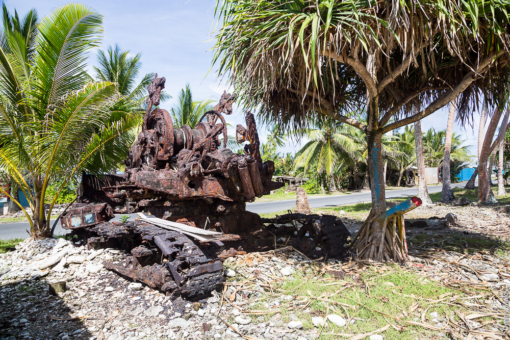 Rusty remains of an American "Northwest" earth mover from WW2 days, Tuvalu. Останки ржавого американского экскаватора "Northwest" времён второй мировой войны, атолл Фунафути, Тувалу.