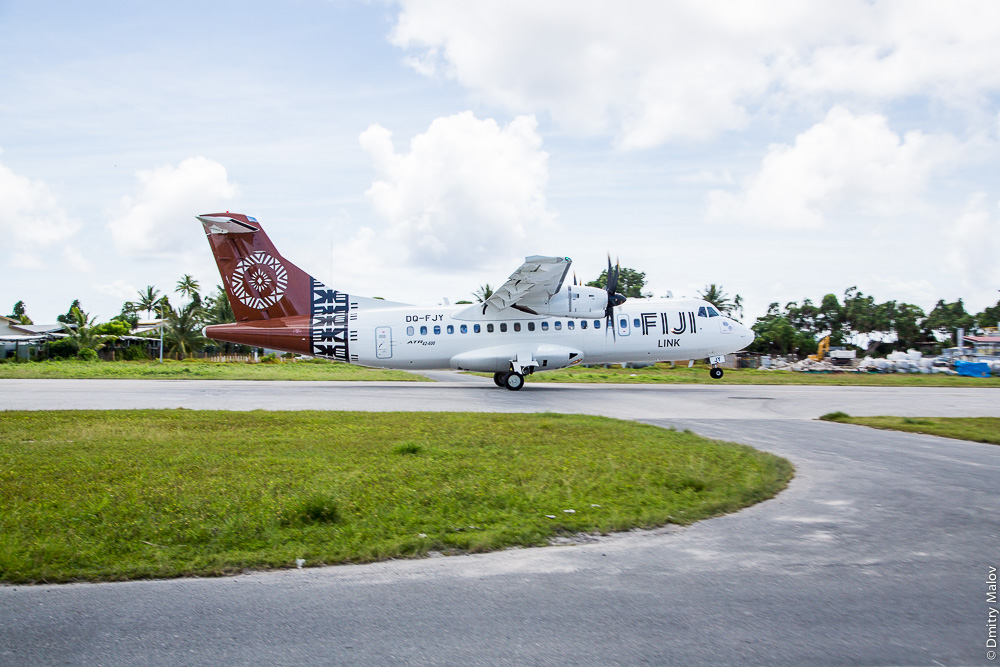 Самолёт ATR 42-600 (DQ-FJY) взлетает в аэропорту Фунафути, Тувалу. Airplane ATR 42-600 (DQ-FJY) is taking off in Funafuti airport (IATA:FUN), Tuvalu. Fiji Link Airlines