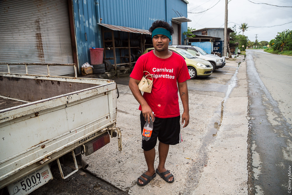 Житель острова Яп с сумочкой для ингредиентов бетеля, Микронезия