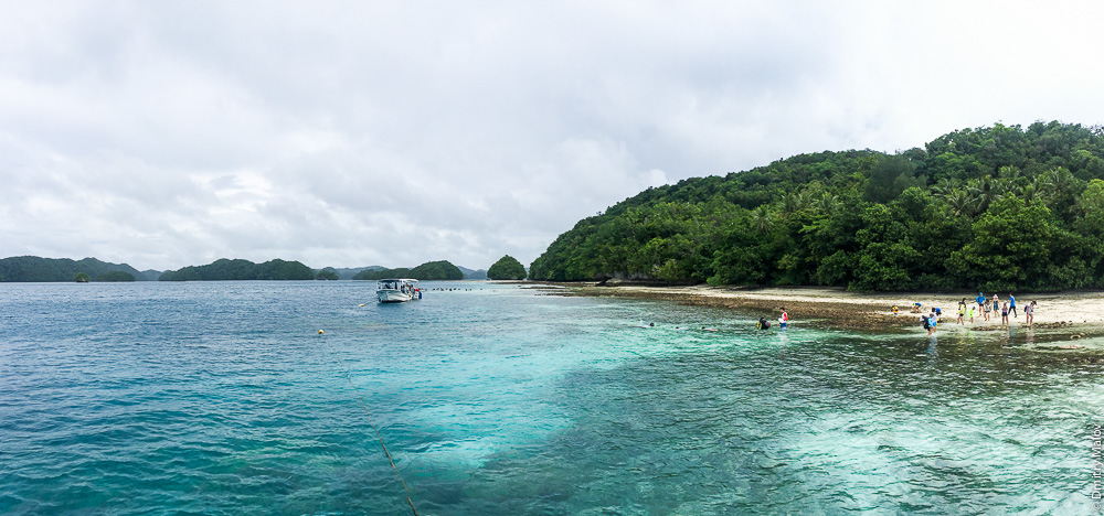 A boat, divers and snorkelers, with Rock Islands in the background, Palau. Лодка, дайверы и снорклеры на фоне Скалистых островов, Палау. 