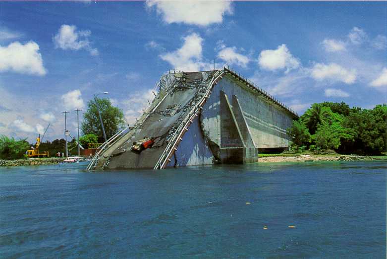 Koror–Babeldaob Bridge after the collapse, Palau. Мост Корор-Бабелтуап после оборушения, Палау
